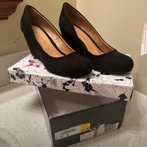 Women's Black Suede Pumps